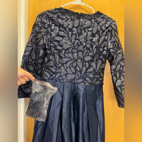 Elegant Navy Evening Gown - Picture 5 of 5